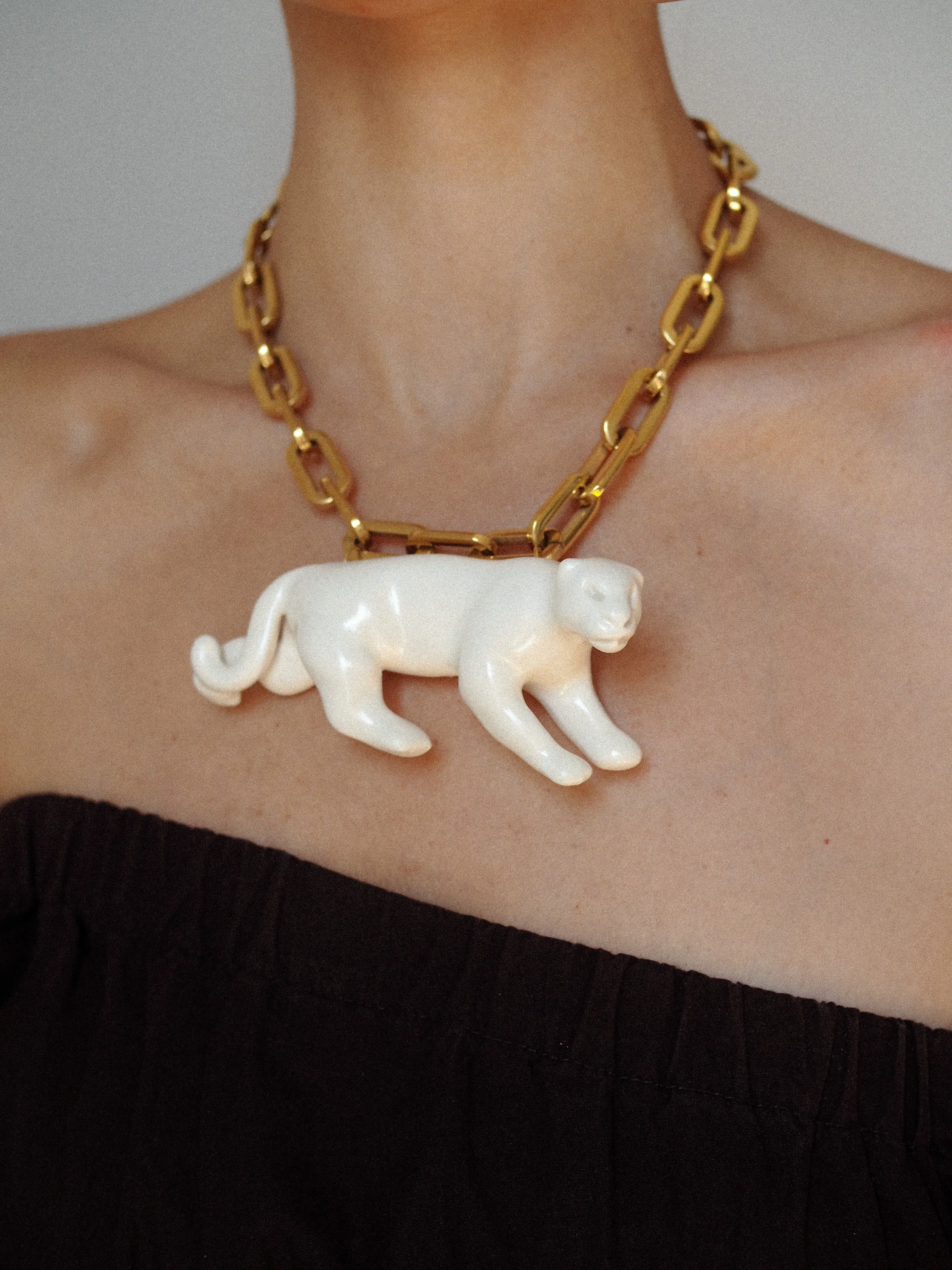 Cleo necklace white